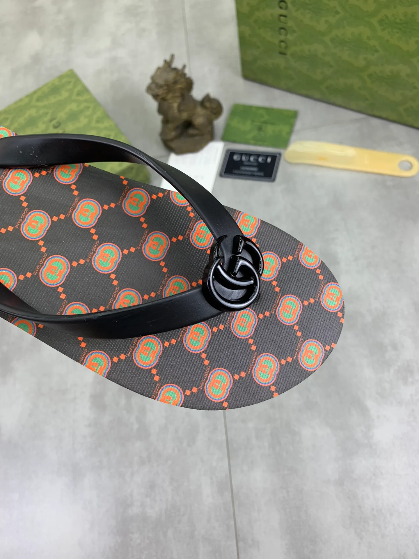Men's men's shoes 💰P220💰【New style】🆘【GUCCI】Official website's popular Gucci adult couple 🧑‍🤝‍🧑 style, children's flip-flops are on sale at the counter simultaneously! Original fabric imported from Italy. Original bottom provided by the original factory. Size: Adult 36-45. Children’s size: 30-37. Multiple colors available.